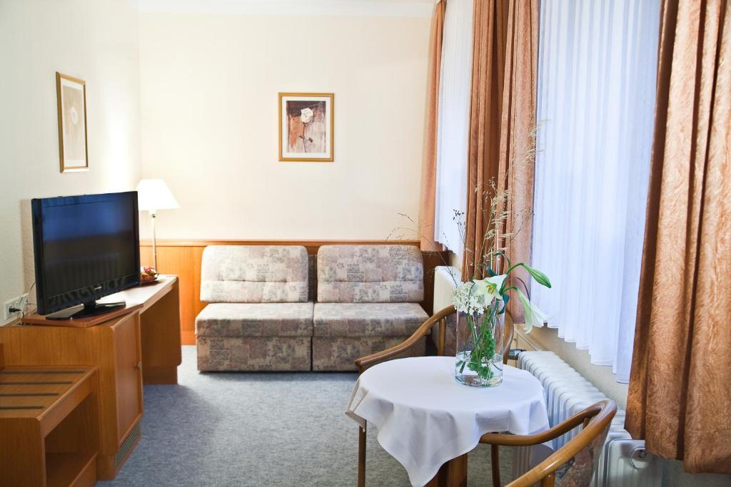 Hotel Saechsisches Haus Berggiesshubel Room photo